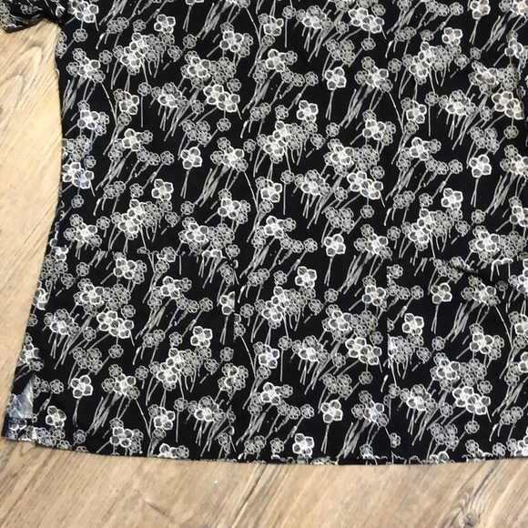 Peaches Black & White Floral V neck Scrub Top - Picture 6 of 7